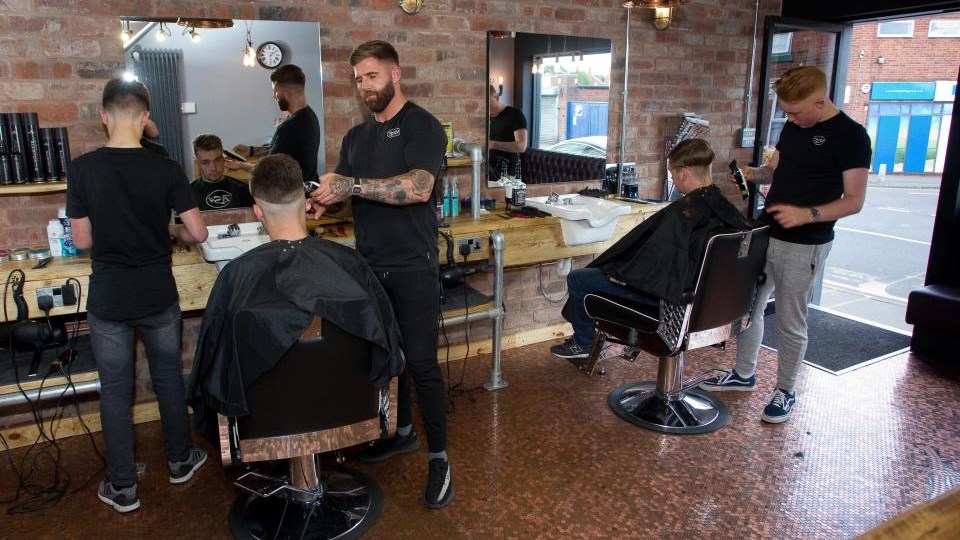 70.000 πένες… στο πάτωμα ενός ανδρικού κομμωτηρίου – ΦΩΤΟ