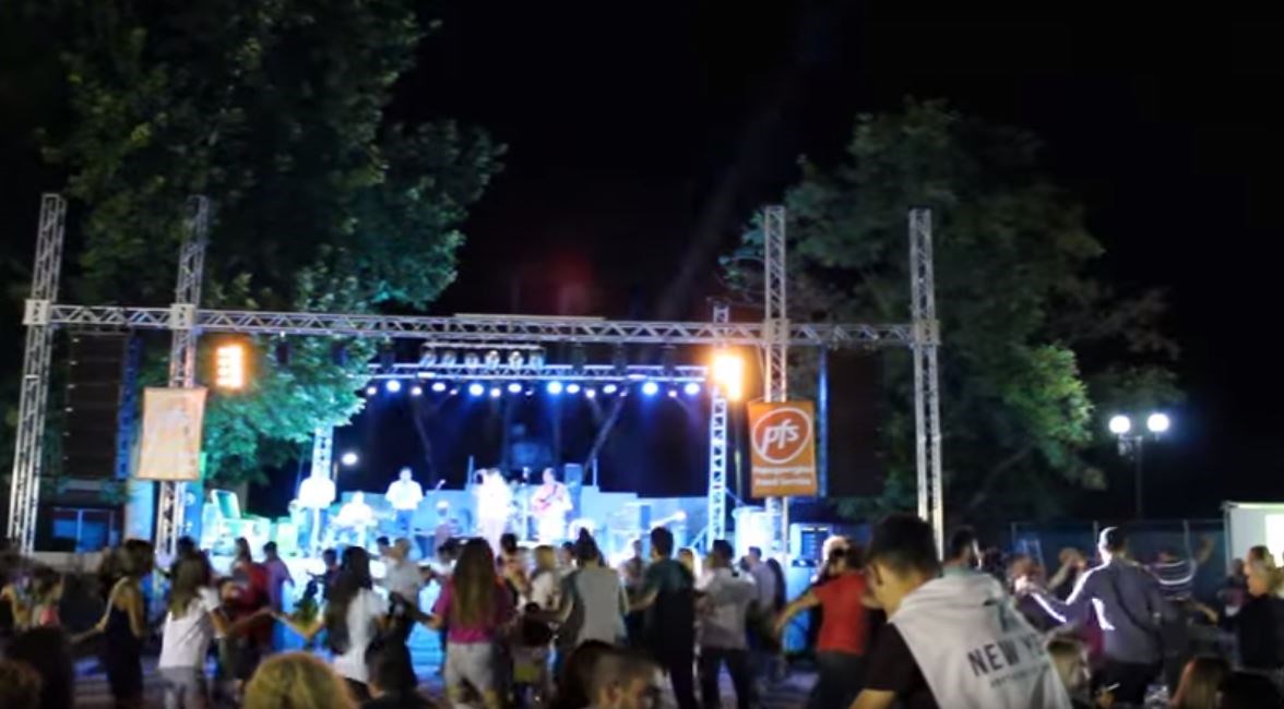 Διέκοψε συναυλία γνωστής τραγουδίστριας γιατί τον ενοχλούσε η… μουσική – ΒΙΝΤΕΟ