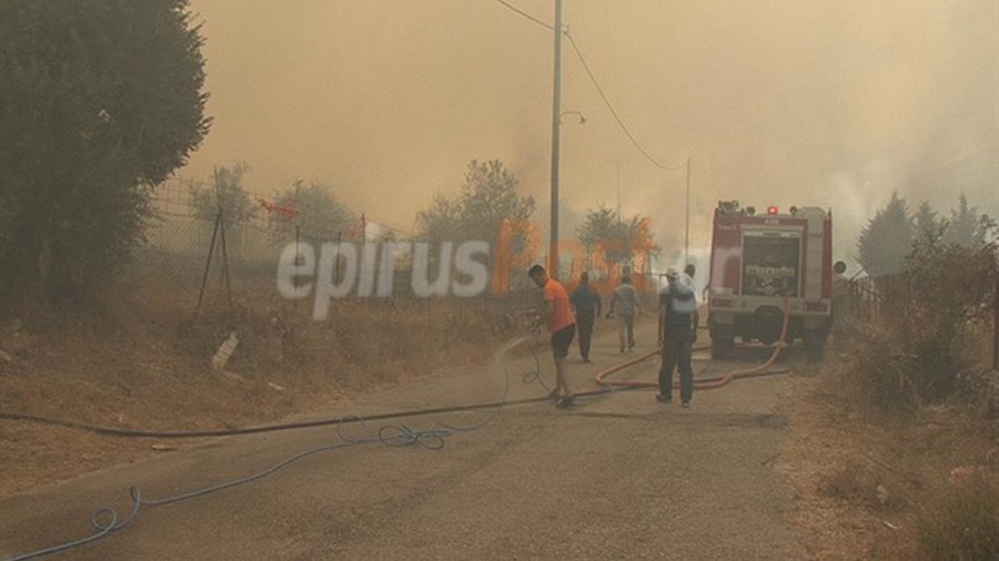 Συγκλονιστικές εικόνες από τη φωτιά στα Ιωάννινα – Κινδύνευσαν σπίτια – ΒΙΝΤΕΟ – ΦΩΤΟ