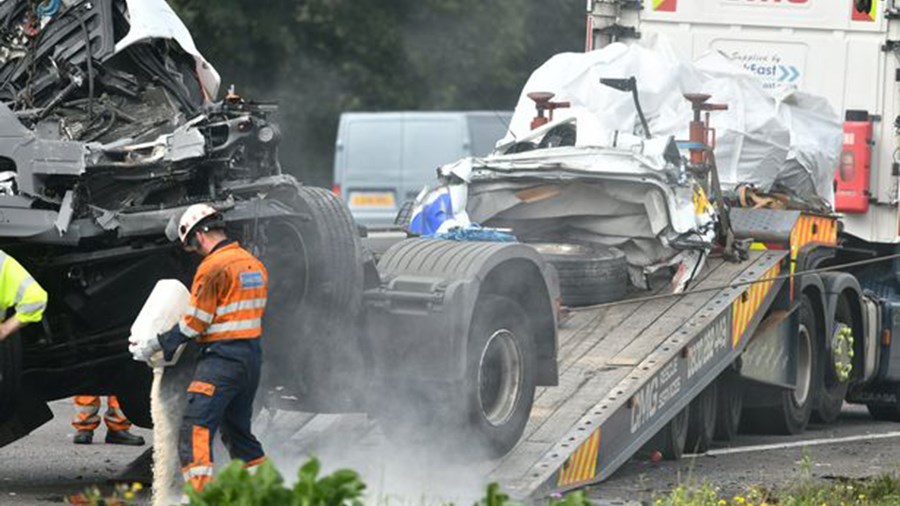 Σφοδρή σύγκρουση φορτηγών με λεωφορείο στη Βρετανία – 8 νεκροί – ΒΙΝΤΕΟ – ΦΩΤΟ