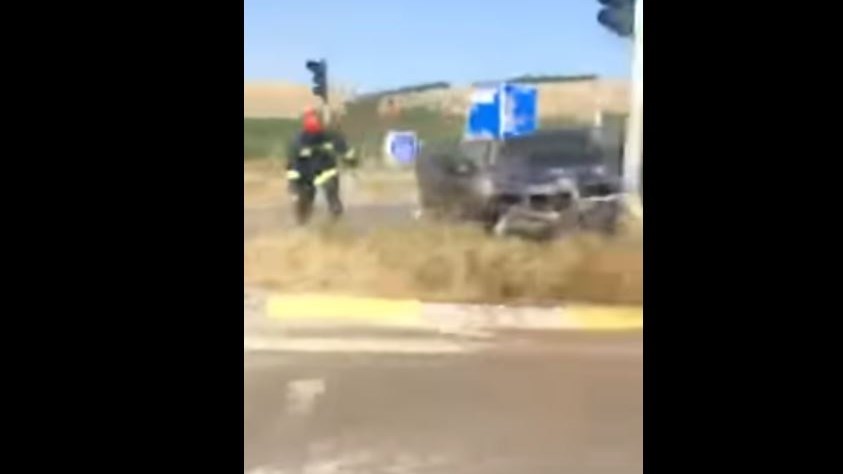 Αυτοκίνητο τυλίχθηκε στις φλόγες στην Εγνατία Οδό – Τραυματίστηκε ο οδηγός – ΒΙΝΤΕΟ