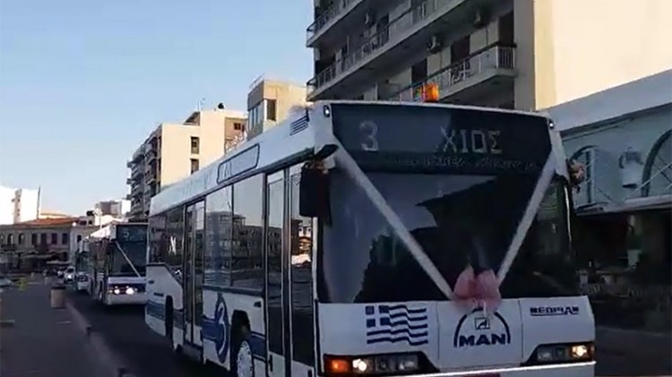 Η νύφη πήγε στην εκκλησία με… λεωφορείο – ΒΙΝΤΕΟ