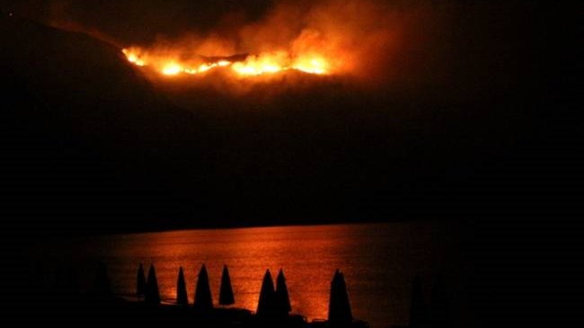 Ζάκυνθος: Μαίνεται η πυρκαγιά στα βορειοδυτικά του νησιού