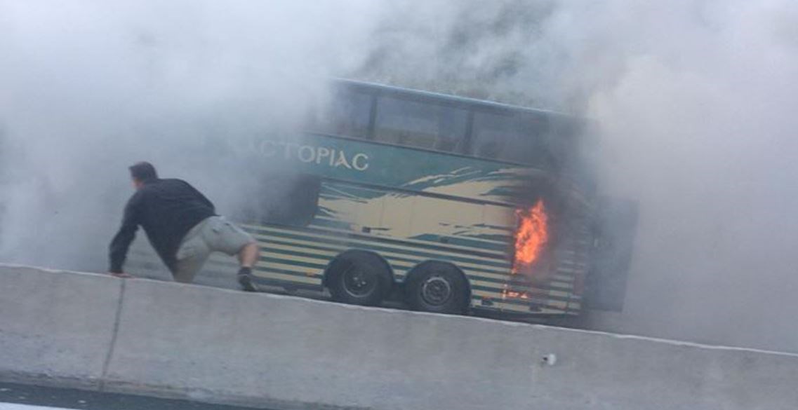 Λεωφορείο του ΚΤΕΛ τυλίχθηκε στις φλόγες στην Εγνατία οδό – ΒΙΝΤΕΟ