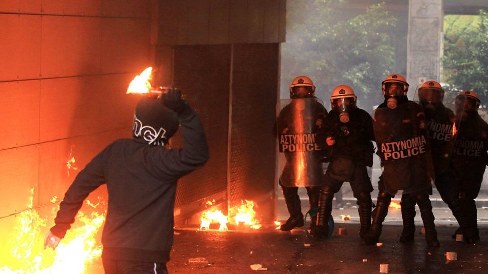 Επίθεση με μολότοφ και πέτρες σε διμοιρίες των ΜΑΤ στα Εξάρχεια