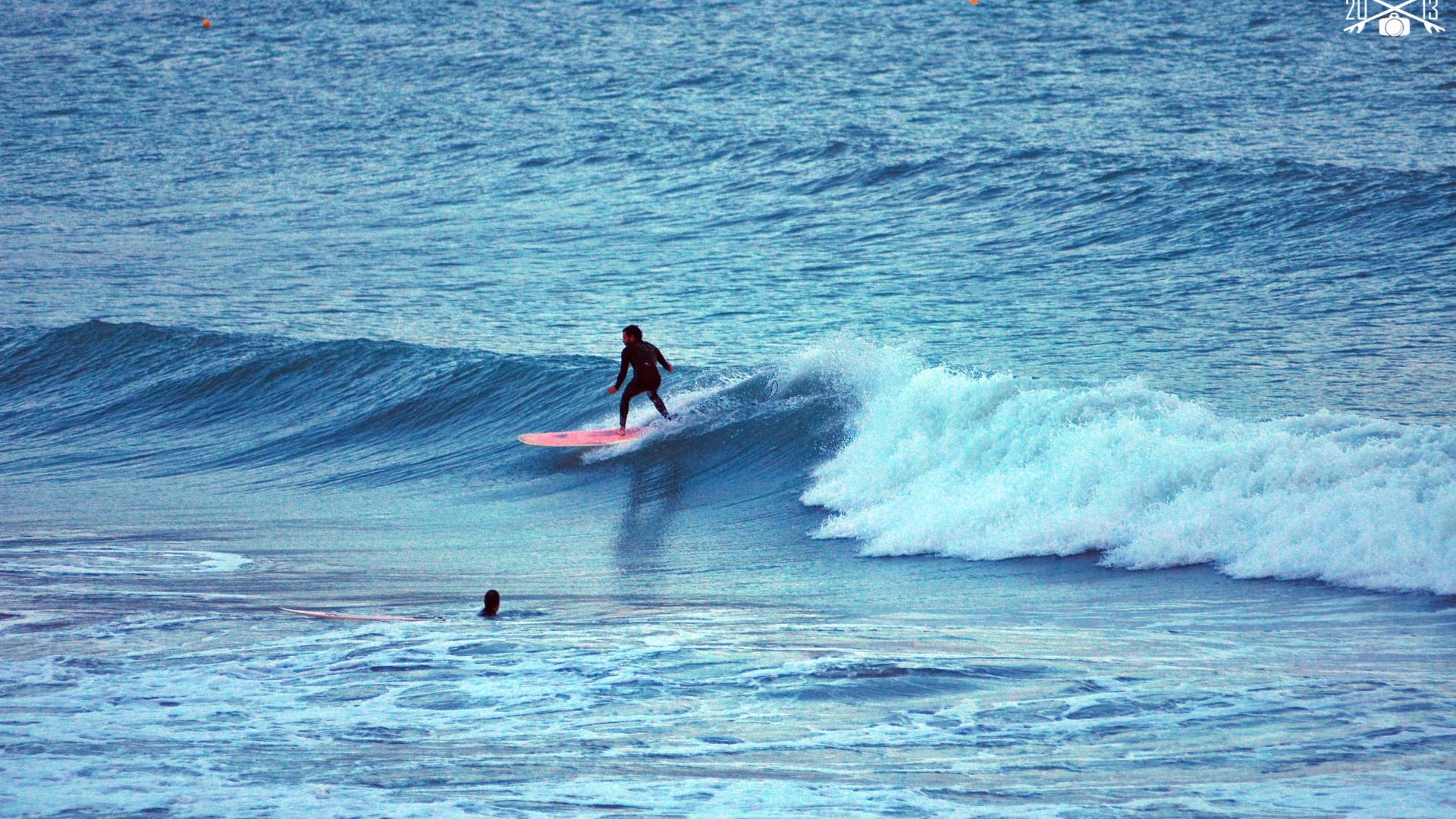 Ο Γιώργος Χρανιώτης ισορροπεί στην κόψη του κύματος και εντυπωσιάζει – ΒΙΝΤΕΟ