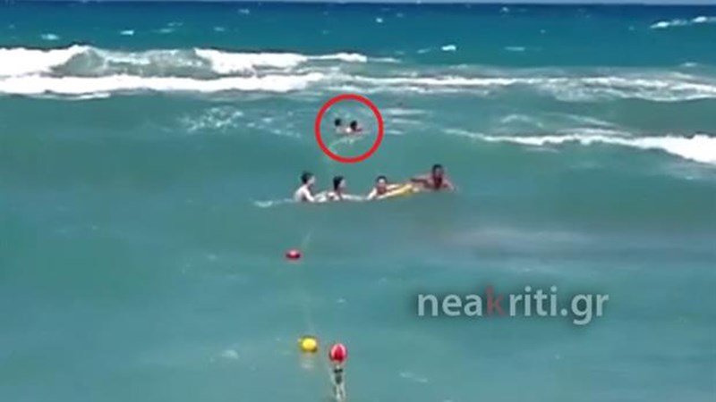 Συγκλονιστικό ΒΙΝΤΕΟ – Η διάσωση παιδιού από ναυαγοσώστη σε παραλία της Κρήτης
