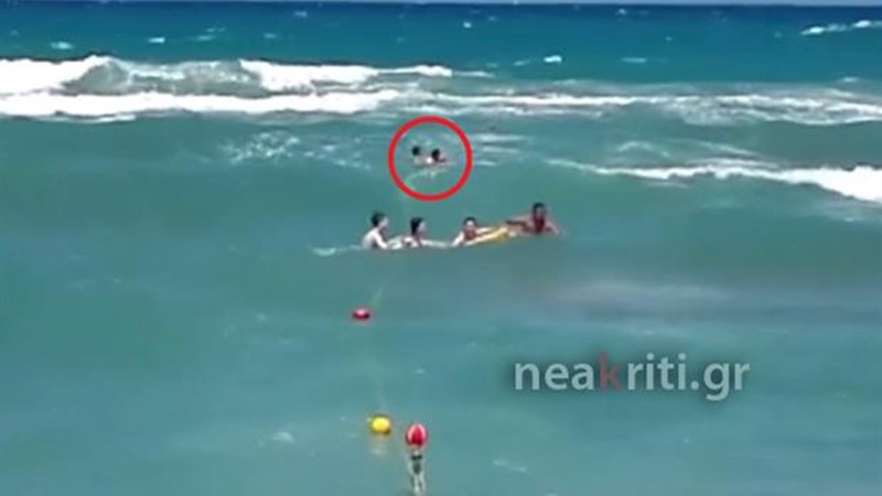 Συγκλονιστικό ΒΙΝΤΕΟ – Η διάσωση παιδιού από ναυαγοσώστη σε παραλία της Κρήτης