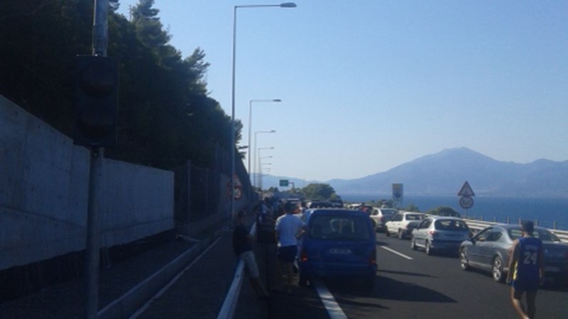 Φωτιά σε λεωφορείο στην Εθνική Οδό Κορίνθου – Πατρών – ΦΩΤΟ