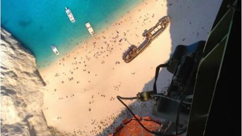 Εντυπωσιακή ΦΩΤΟ από το “Ναυάγιο” της Ζακύνθου μέσα από Σινούκ που έκανε ανεφοδιασμό