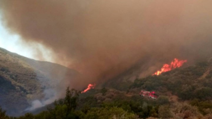 Μαίνεται η πυρκαγιά στη Ναυπακτία – ΦΩΤΟ