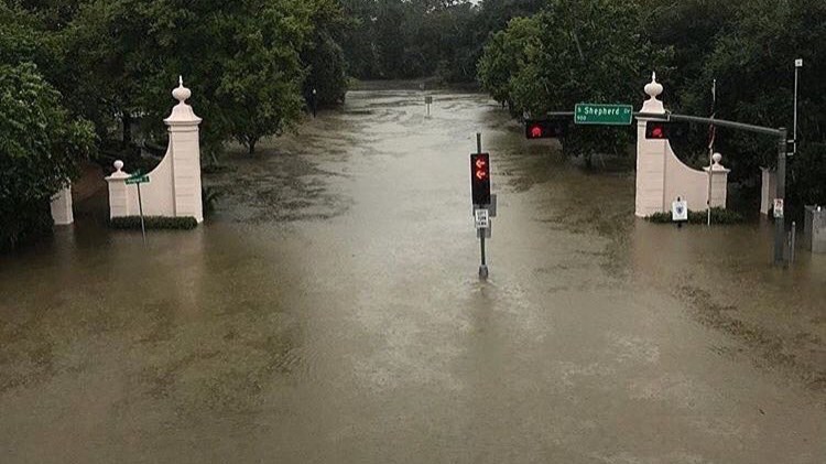 “Οι καταστροφικές πλημμύρες θα συνεχιστούν για πολλές ημέρες” προειδοποιούν οι αρχές των ΗΠΑ