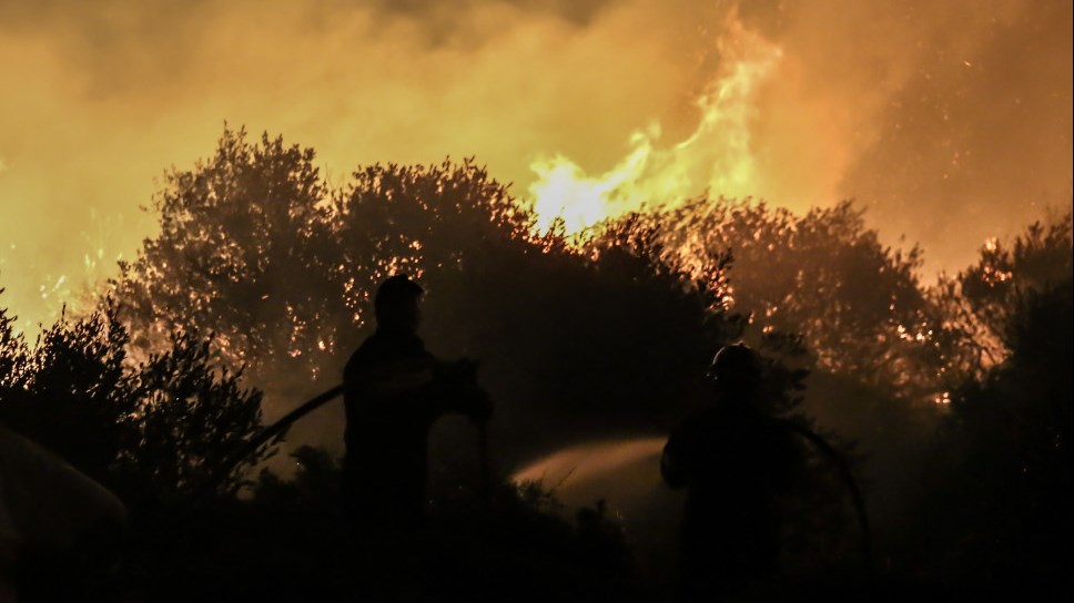 Στο έλεος της φωτιάς το δάσος στις Μαριές – Κλοιός των πυροσβεστών στο χωριό για να σώσουν τα σπίτια