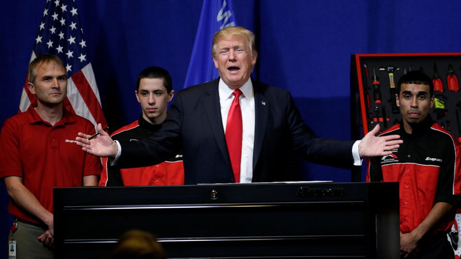 ΗΠΑ: Ο Τραμπ “βάζει μαχαίρι” στο όριο των ξένων εποχικών υπαλλήλων