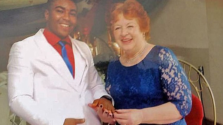 Ο έρωτας χρόνια δεν κοιτά – 72χρονη παντρεύτηκε 27χρονο – ΦΩΤΟ