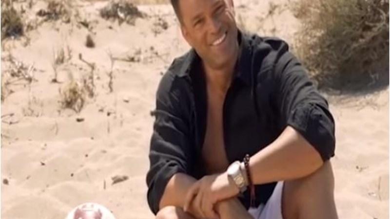 Ο Σόμμερ μιμείται Τομ Χανκς και… Ντάνο στο νέο τρέιλερ του Survival – ΒΙΝΤΕΟ