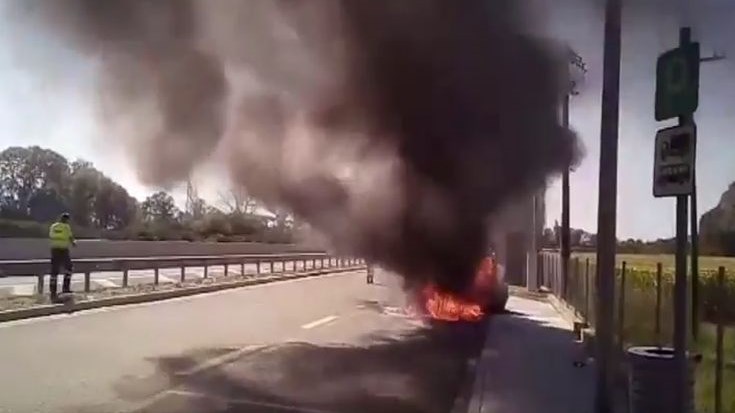 Αυτοκίνητο έγινε παρανάλωμα του πυρός στην Εθνική Οδό Αθηνών – Λαμίας – ΒΙΝΤΕΟ