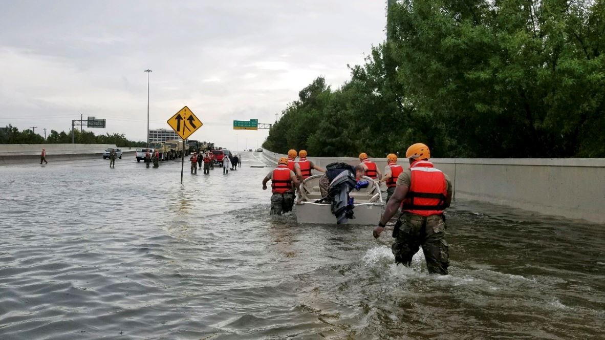 Εκκενώνονται περιοχές στο Χιούστον μετά το πέρασμα του τυφώνα Χάρβεϊ – Αναφορές για πέντε νεκρούς