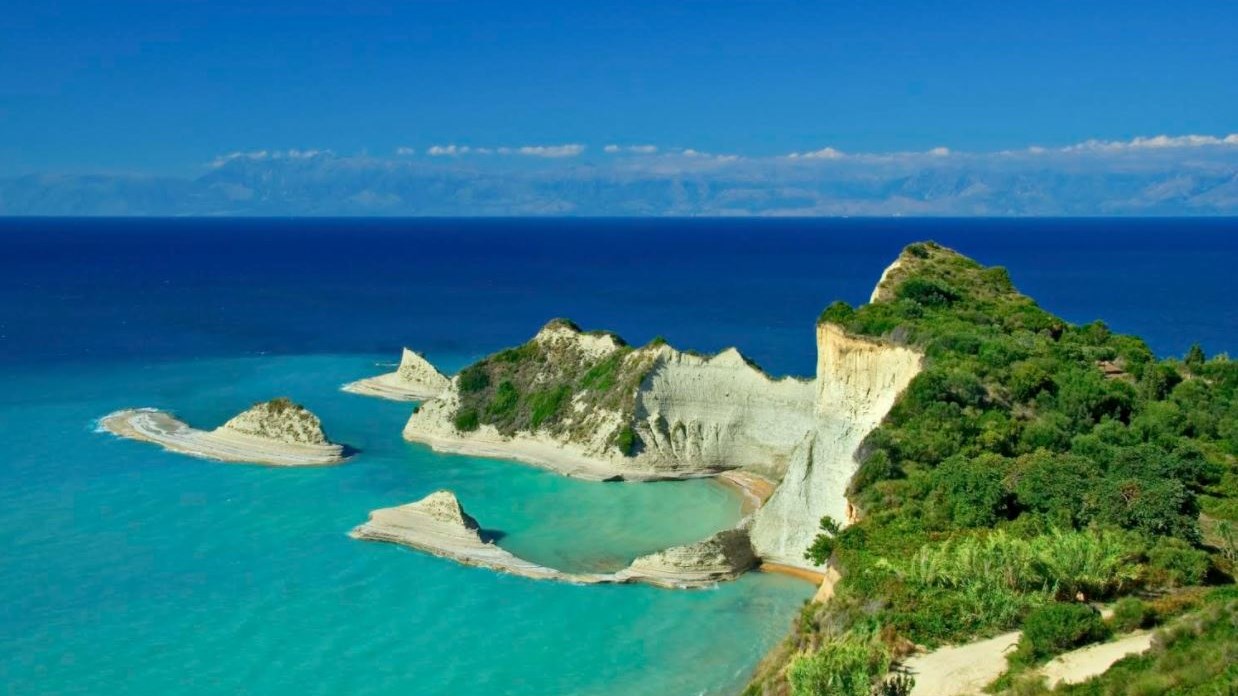 2 ελληνικά νησιά στους καλύτερους προορισμούς για τον Σεπτέμβριο