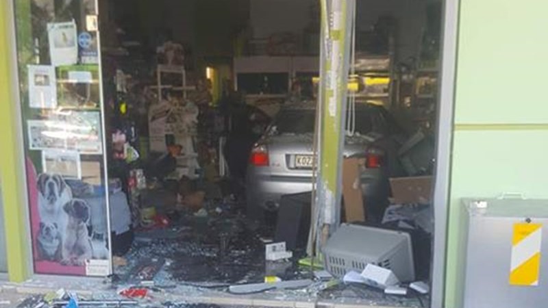 Αυτοκίνητο “πάρκαρε” μέσα σε… κατάστημα – ΦΩΤΟ