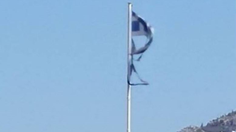 Σκισμένη η ελληνική σημαία στο κτίριο του Πολυτεχνείου – ΦΩΤΟ