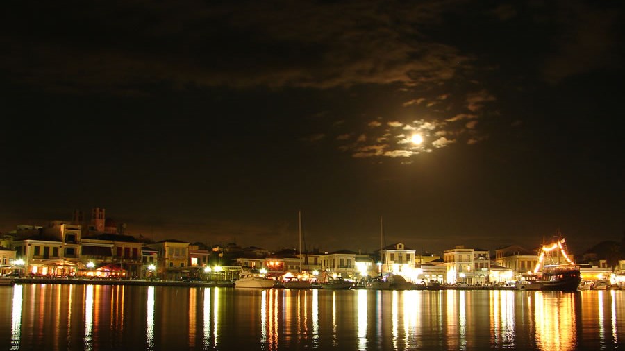 Μηχανική βλάβη σε ιπτάμενο δελφίνι έξω από το λιμάνι της Αίγινας