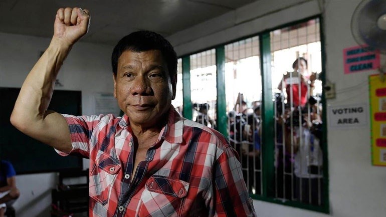 Ο πρόεδρος των Φιλιππίνων προτρέπει τους αστυνομικούς να σκοτώνουν όσους αντιστέκονται
