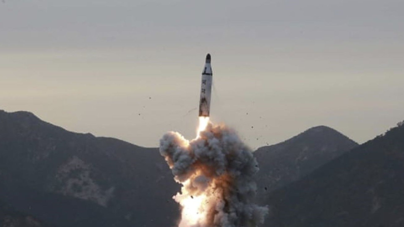 Νέα εκτόξευση πυραύλου από τη Βόρεια Κορέα – Πέρασε πάνω από την Ιαπωνία – ΦΩΤΟ