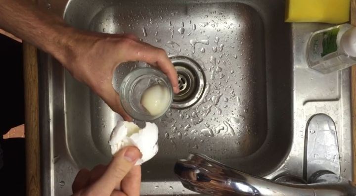 Ξεφλούδισε ένα αυγό σε 3 δευτερόλεπτα – ΒΙΝΤΕΟ