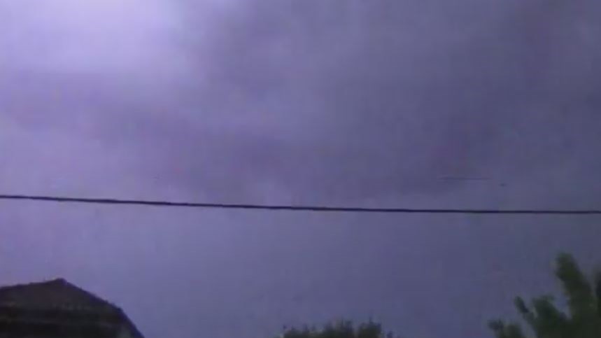 Οι αστραπές έκαναν τη νύχτα μέρα στα Τρίκαλα – ΒΙΝΤΕΟ