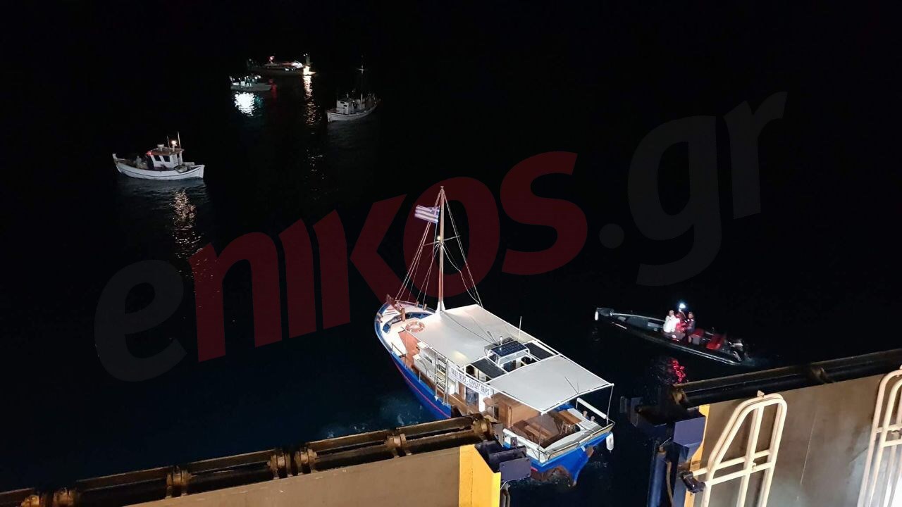 Τα πλοιάρια μεταφέρουν τους επιβάτες του “Blue Star Patmos” στην Ίο – ΦΩΤΟ αναγνώστη