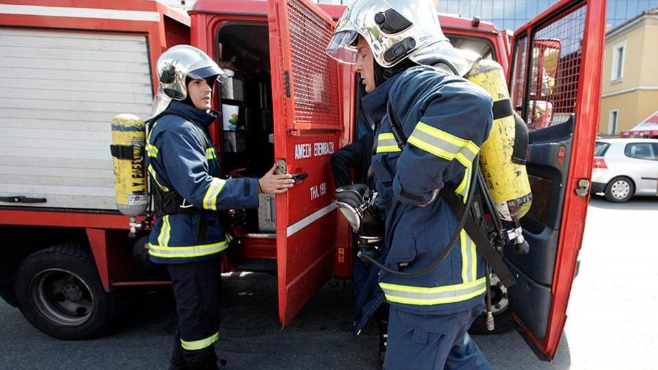 Σοκ στην Πετρούπολη – Μαχαίρωσε την κόρη του και μετά έβαλε φωτιά στο διαμέρισμα