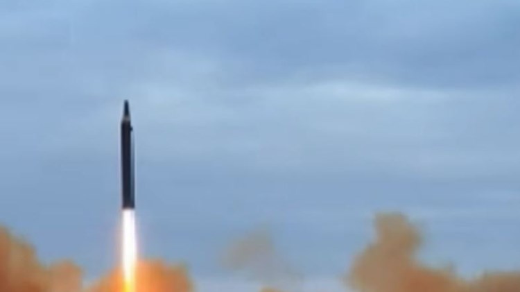 Η στιγμή της εκτόξευσης του πυραύλου από τον Κιμ Γιονγκ Ουν – ΒΙΝΤΕΟ
