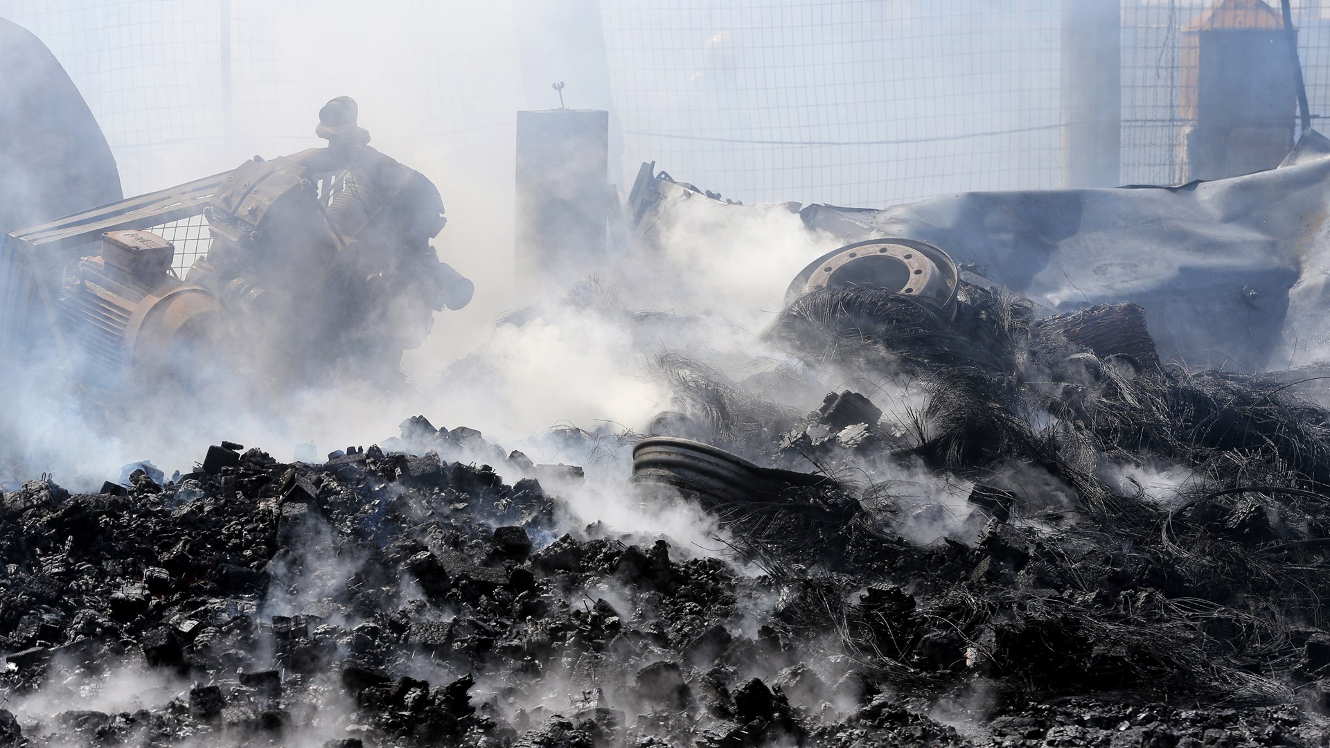“Κάρβουνο” έγιναν λάστιχα και παλέτες από τη φωτιά στου Ρέντη – ΦΩΤΟ