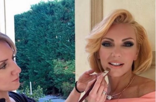 Η Έλενα Τσαβαλιά ποζάρει με μπικίνι και αναστατώνει την Σαντορίνη – ΦΩΤΟ