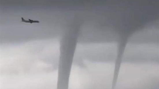 Ρωσία: Αεροπλάνο πετάει ανάμεσα σε ανεμοστρόβιλους – ΒΙΝΤΕΟ