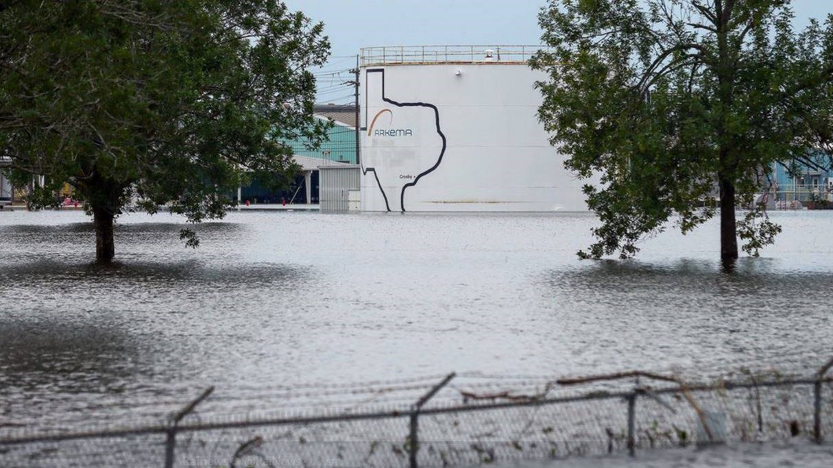 Δύο εκρήξεις σε εργοστάσιο χημικών στο Τέξας που επλήγη από τον τυφώνα Χάρβεϊ