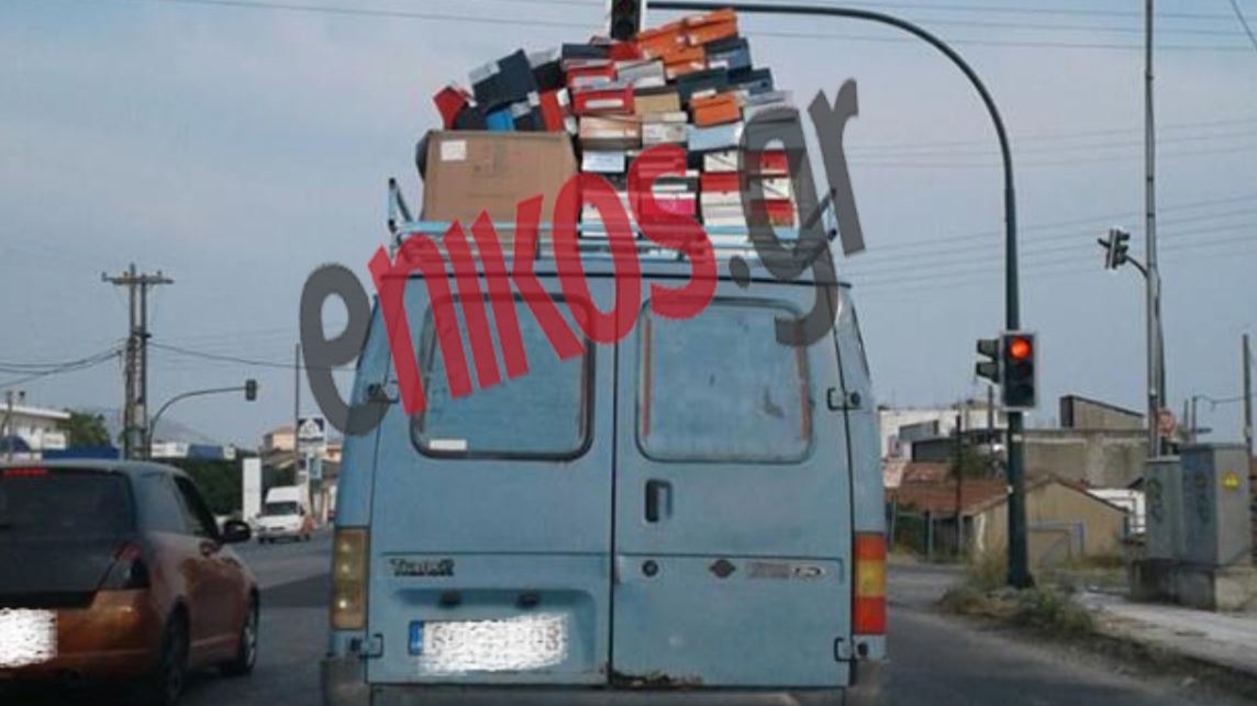 Επικίνδυνος οδηγός – Φόρτωσε το βαν με δεκάδες κουτιά παπουτσιών – ΦΩΤΟ αναγνώστη