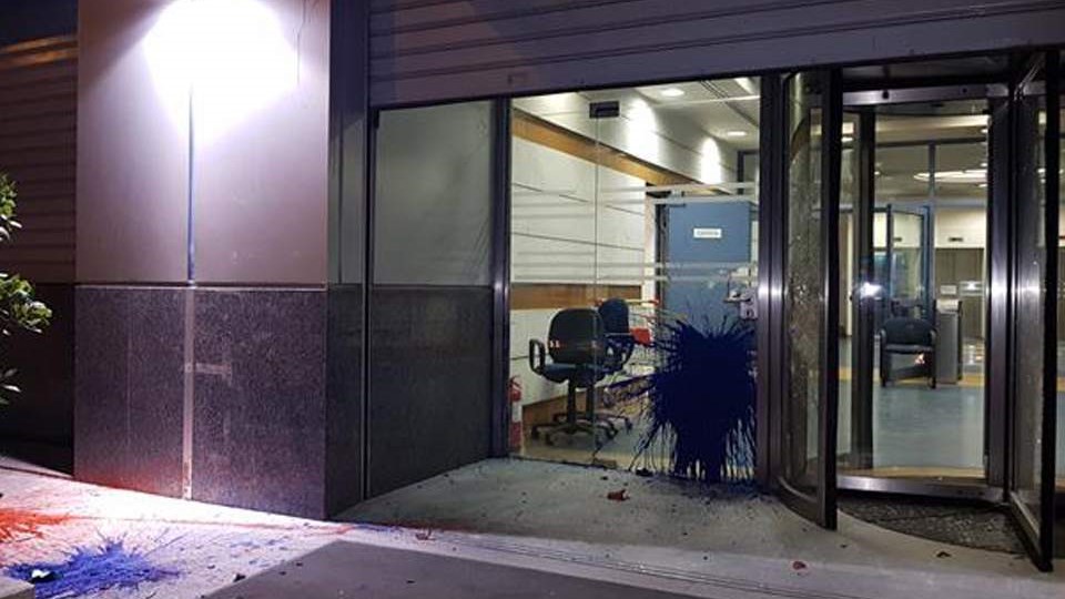 Ανάληψη ευθύνης για την επίθεση στα γραφεία του ΔΟΛ – ΒΙΝΤΕΟ από τους βανδαλισμούς