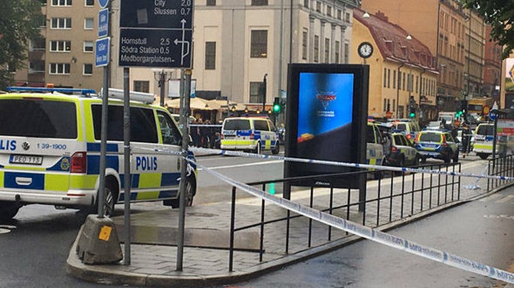 Επίθεση με μαχαίρι σε αστυνομικό στην Στοκχόλμη – ΦΩΤΟ