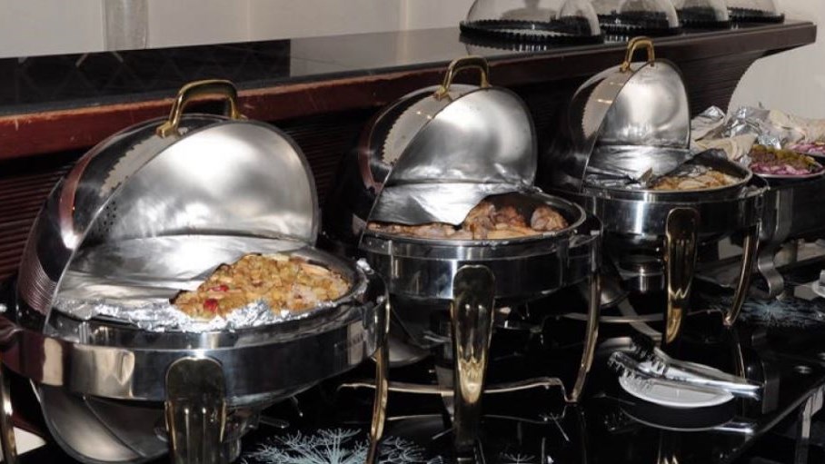 Η μακάβρια ονομασία πιάτου σε μπουφέ ξενοδοχείου – ΦΩΤΟ