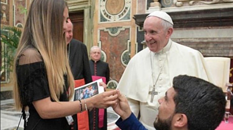 Βουλευτής κάνει γονυπετής πρόταση γάμου μπροστά στον Πάπα – ΦΩΤΟ -ΒΙΝΤΕΟ