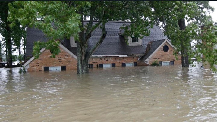 ΗΠΑ: Ζημιές σε τουλάχιστον 100.000 σπίτια προκάλεσε ο τυφώνας Χάρβεϊ