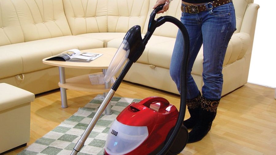 8 λάθη που όλοι κάνουμε σκουπίζοντας το σπίτι