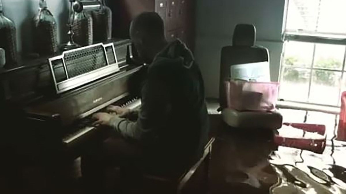 Παίζει πιάνο στο πλημμυρισμένο σπίτι του στο Τέξας – Συγκλονιστικό ΒΙΝΤΕΟ