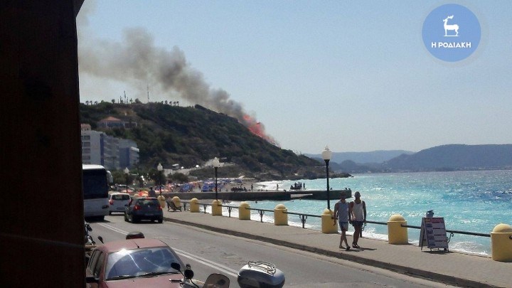 Οι πρώτες εικόνες από την πυρκαγιά στη Ρόδο – Απειλούνται σπίτια – ΦΩΤΟ