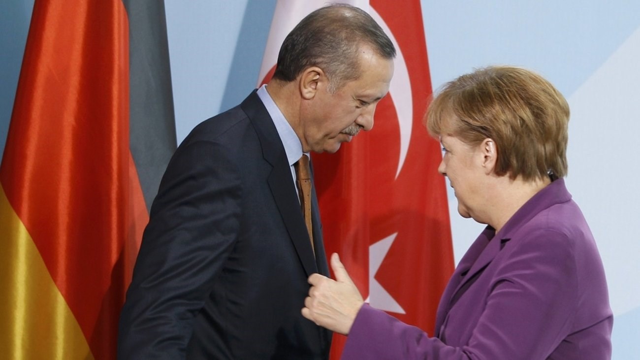 Μέρκελ κατά Ερντογάν: Ίσως πρέπει να ξανασκεφτούμε τις σχέσεις Γερμανίας – Τουρκίας