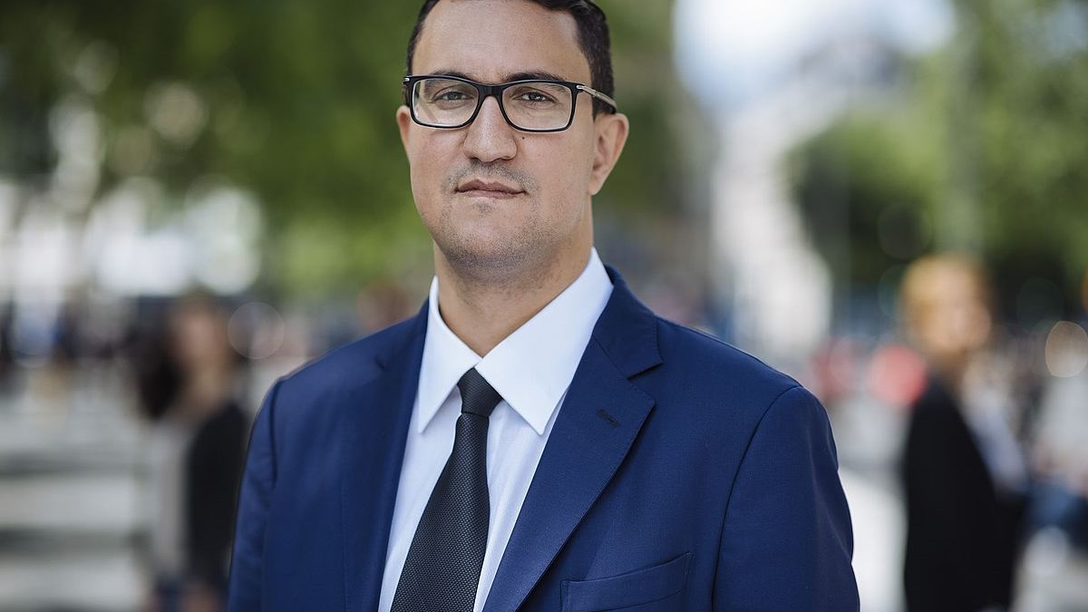 Βουλευτής του Μακρόν κατηγορείται ότι χτύπησε με κράνος και έστειλε στην εντατική πολιτικό του αντίπαλο