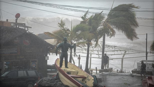Μεξικό: Τουλάχιστον τρεις νεκροί εξαιτίας της τροπικής καταιγίδας Λίδια – ΦΩΤΟ