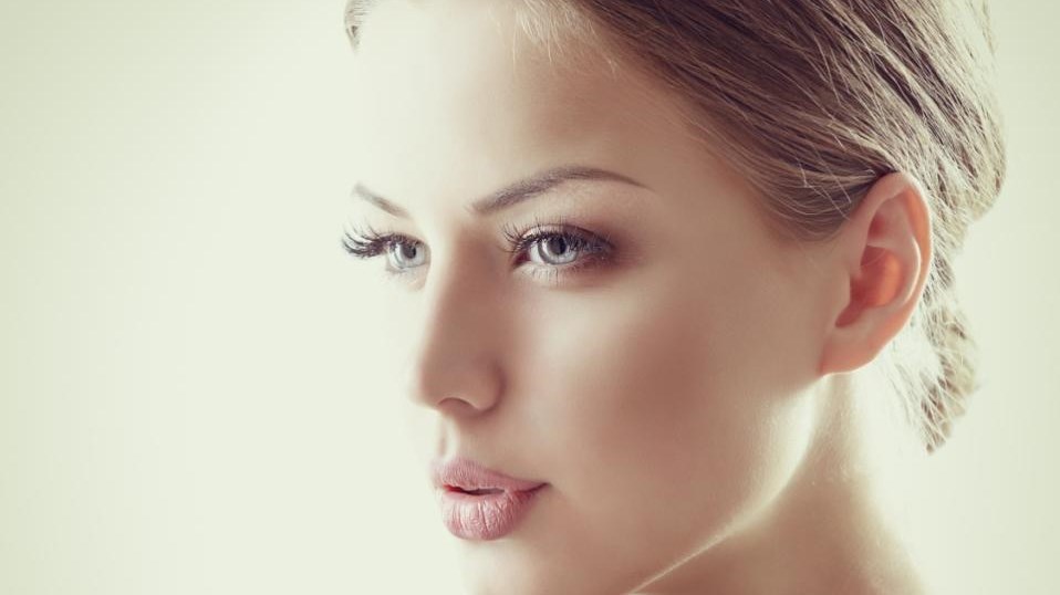 3 λάθη που αφυδατώνουν το πρόσωπό σου